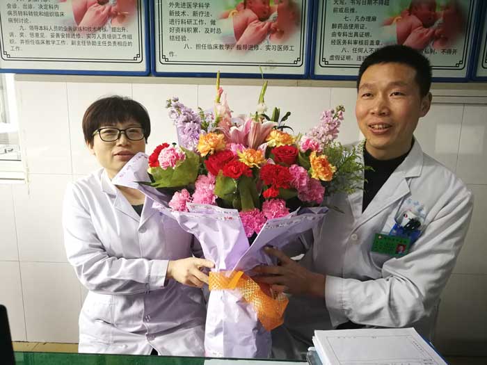 比翼齊飛夫妻檔 醫者仁心同路行