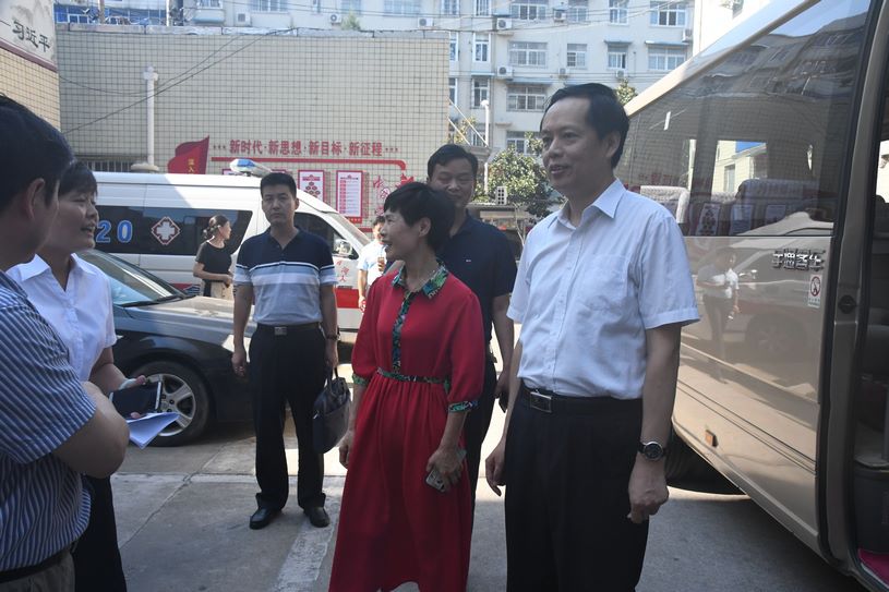 信陽市政府副市長候欽東慰問市中醫院一線醫生“祝賀醫師節快樂”